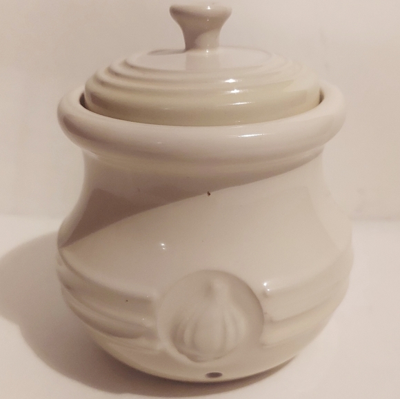 Le Creuset Kitchen Le Creuset Ceramic Dune Garlic Keeper 45 Excellent Condition Poshmark
